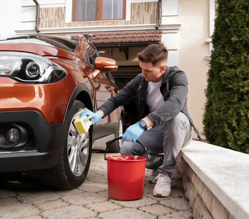 Lavage auto à domicile Les Ollières-sur-Eyrieux : professionnel intervenant sur un véhicule
